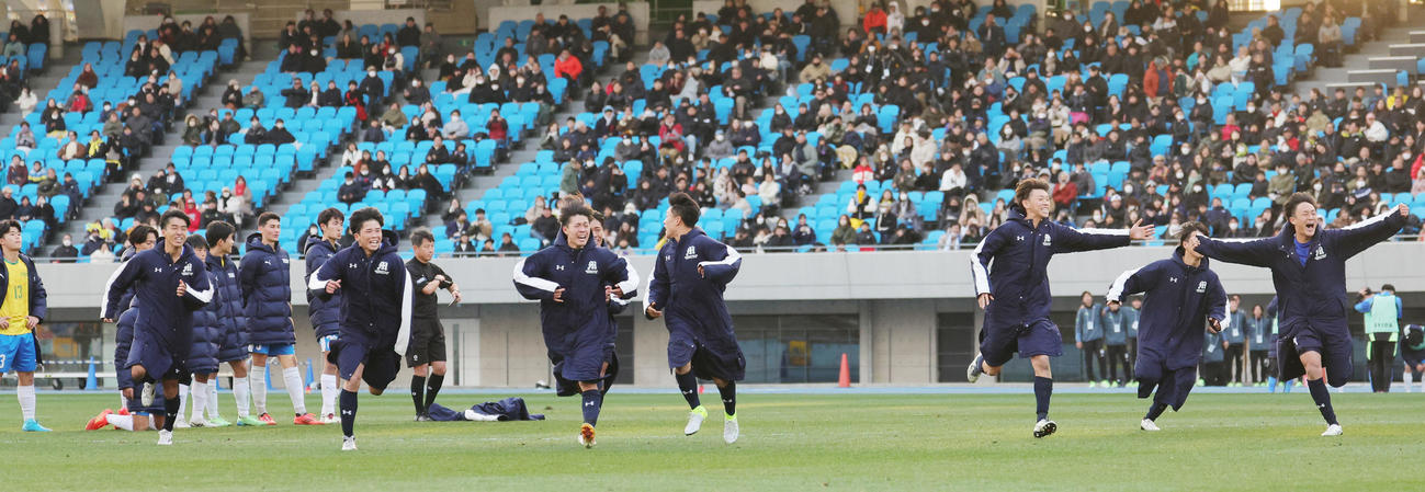 明秀学園日立対帝京　PK戦で勝利し喜ぶ明秀学園日立イレブン。後方はがっくりの帝京イレブン（撮影・野上伸悟）