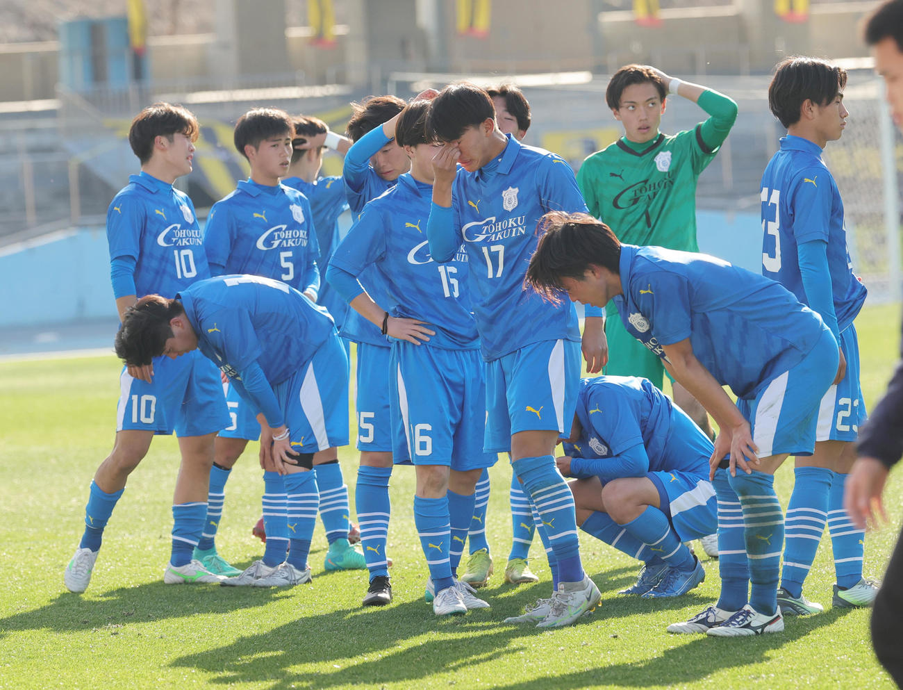 東北学院対東海大相模　0－3で敗れがっくりする東北学院イレブン（撮影・野上伸悟）