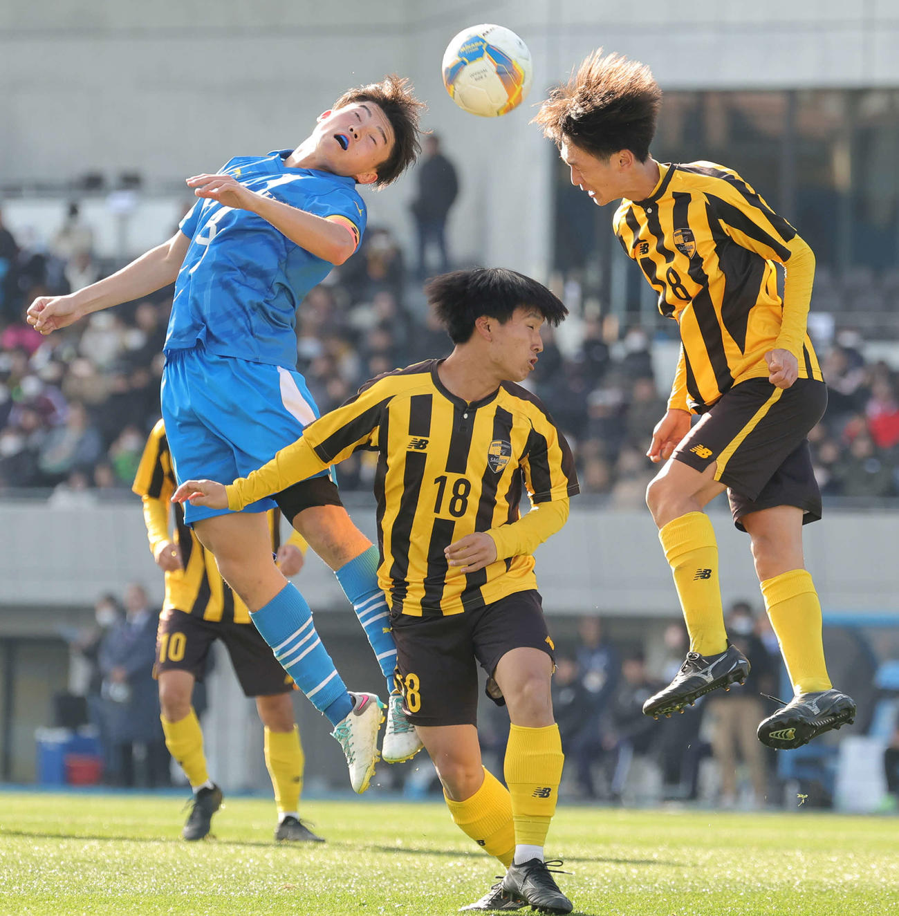 東北学院対東海大相模　後半、空中戦で競り合う東北学院・阿部幹（左）と東海大相模・小林（撮影・野上伸悟）