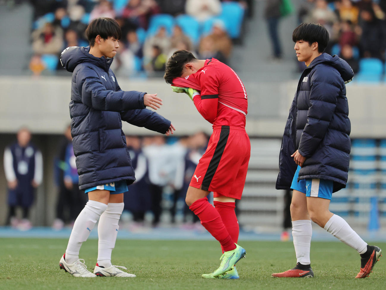 明秀学園日立対帝京　PK戦の末敗れ涙の戦の帝京GK大橋（中央）（撮影・野上伸悟）