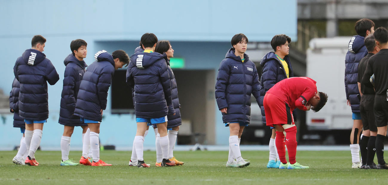 明秀学園日立対帝京　PK末敗れ涙のGK大橋藍（右端）ら帝京イレブン（撮影・野上伸悟）