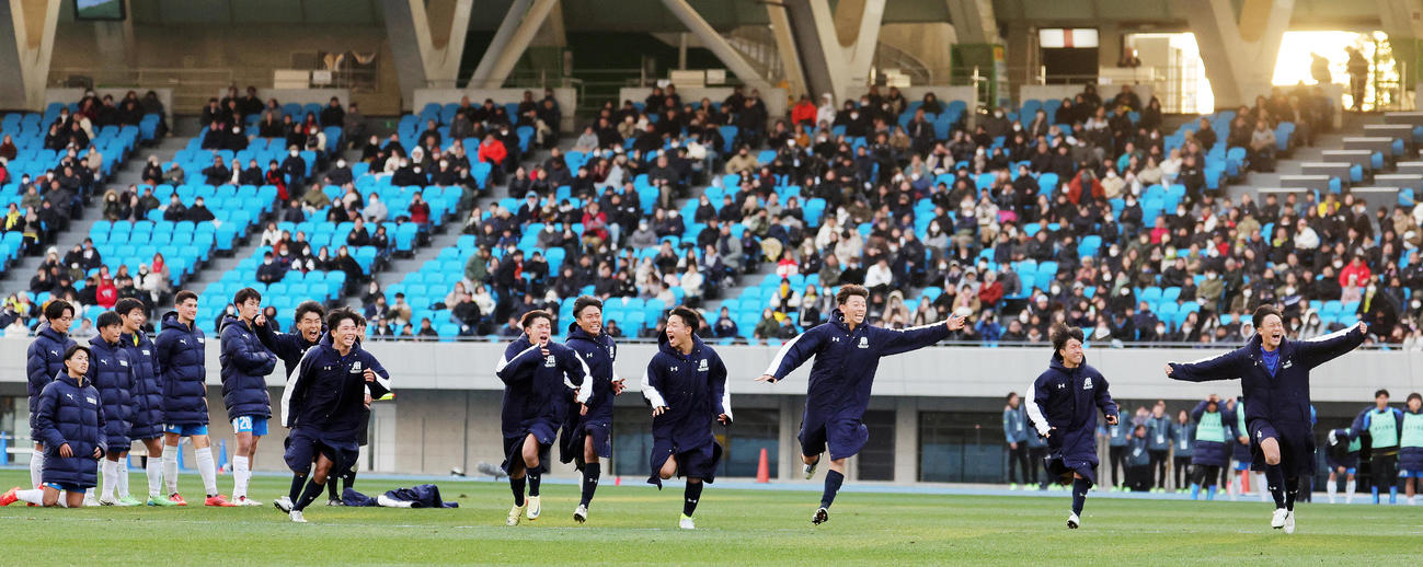 明秀学園日立対帝京　PK戦で勝利し喜ぶ明秀学園日立イレブン。左はがっくりの帝京イレブン（撮影・野上伸悟）