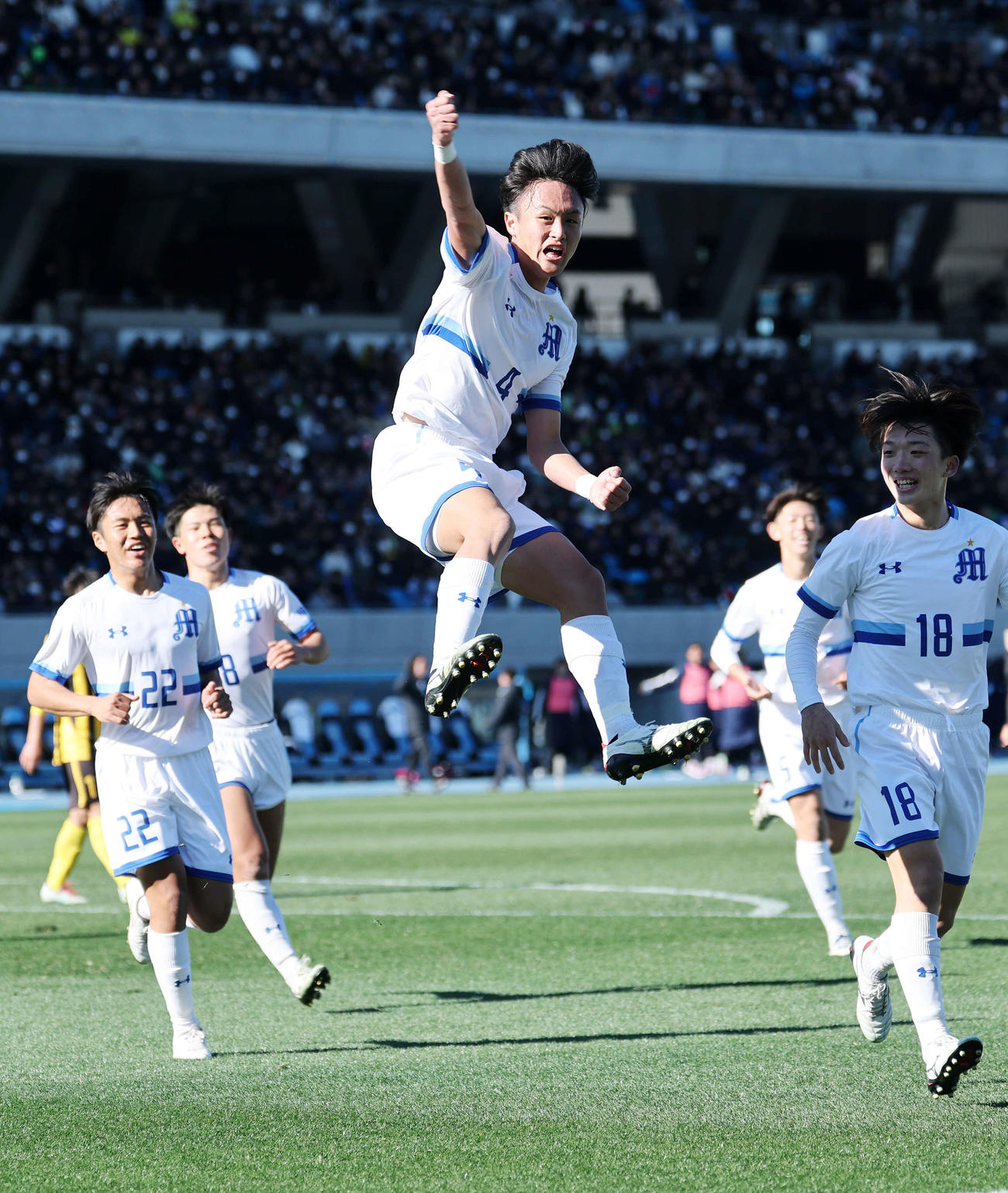 明秀学園日立対東海大相模　前半、ヘディングシュートを決めジャンプし喜ぶ明秀学園日立・久保（中央）（撮影・鈴木正人）