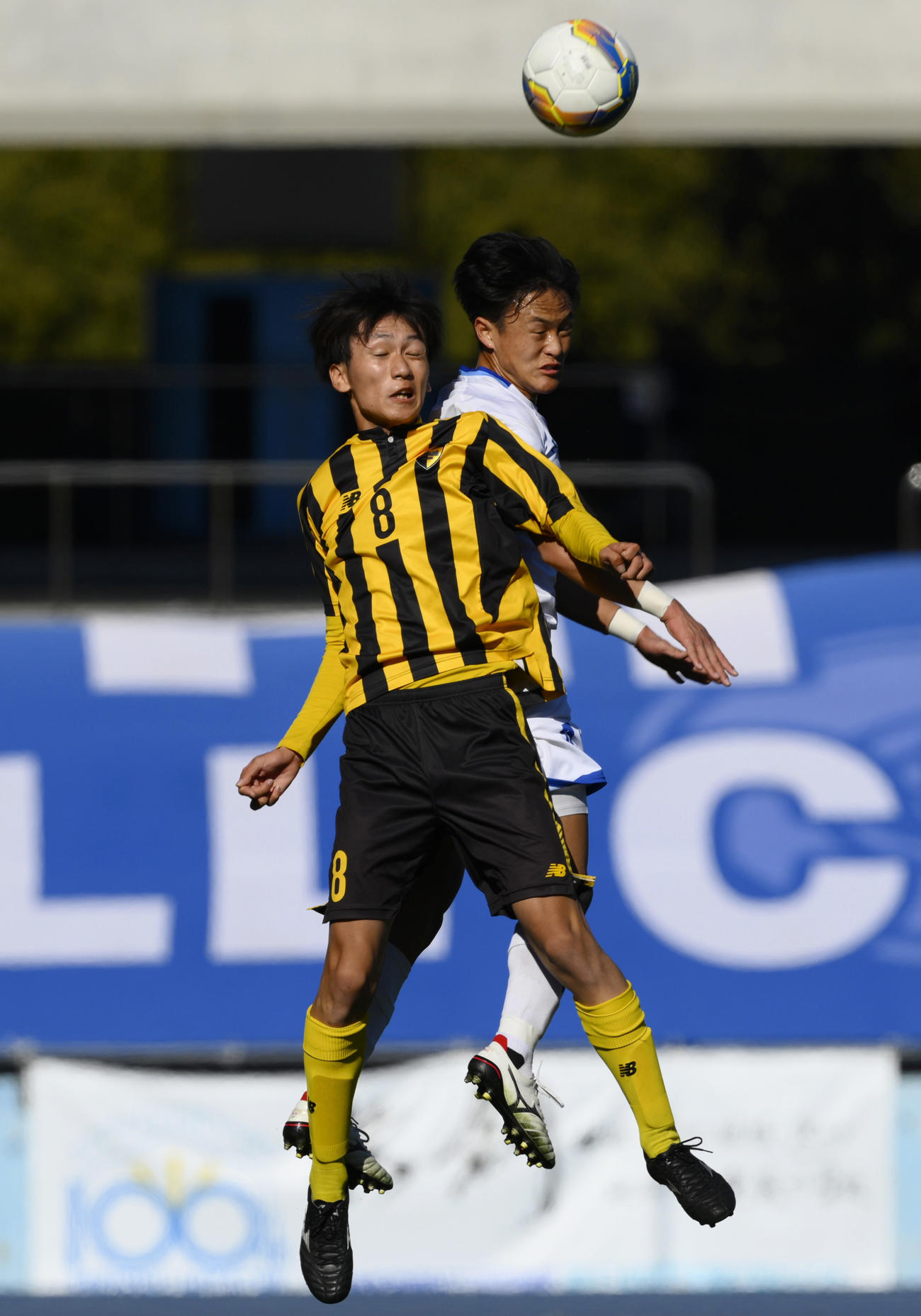 明秀学園日立対東海大相模　前半、ヘディングで競り合う東海大相模・小林晃（左）と明秀学園日立・久保（共同）