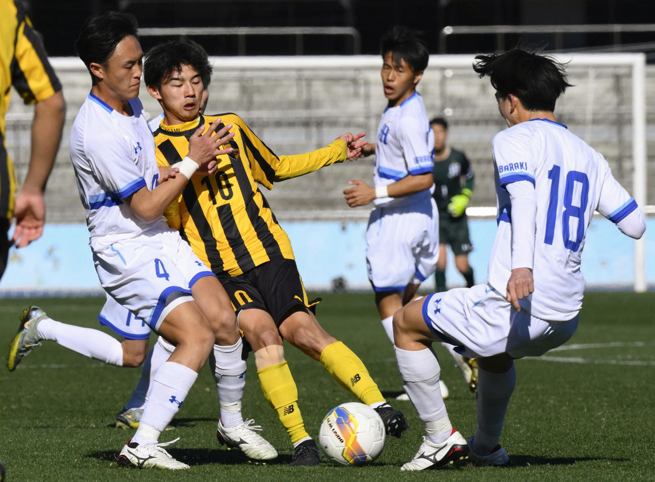 明秀学園日立対東海大相模　前半、競り合う明秀学園日立・久保（左端）と東海大相模・沖本（同2人目）ら（共同）