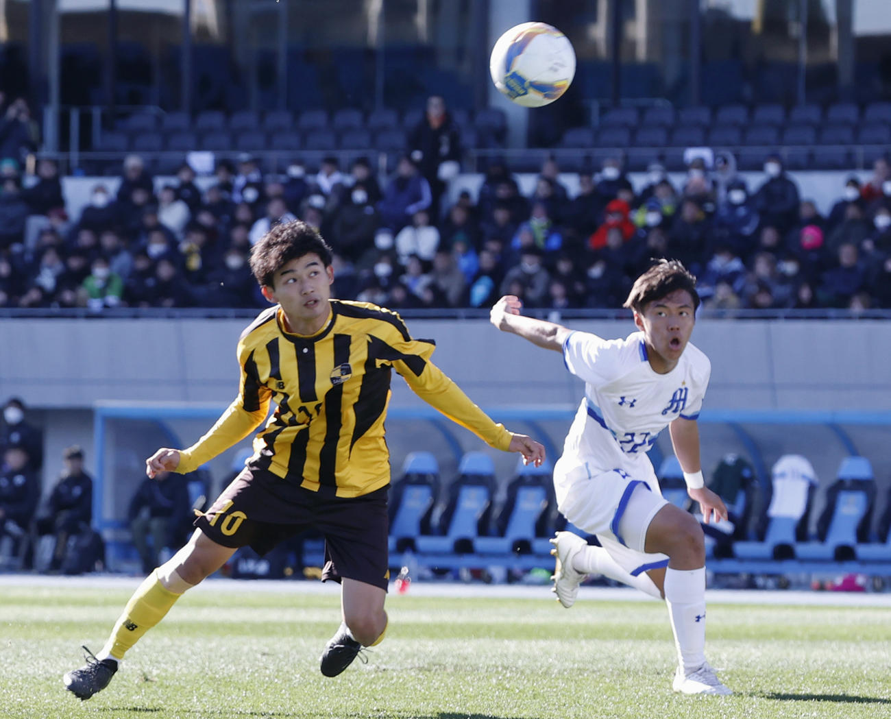 明秀学園日立対東海大相模　前半、ヘディングでゴールを決める東海大相模・沖本（左）（共同）