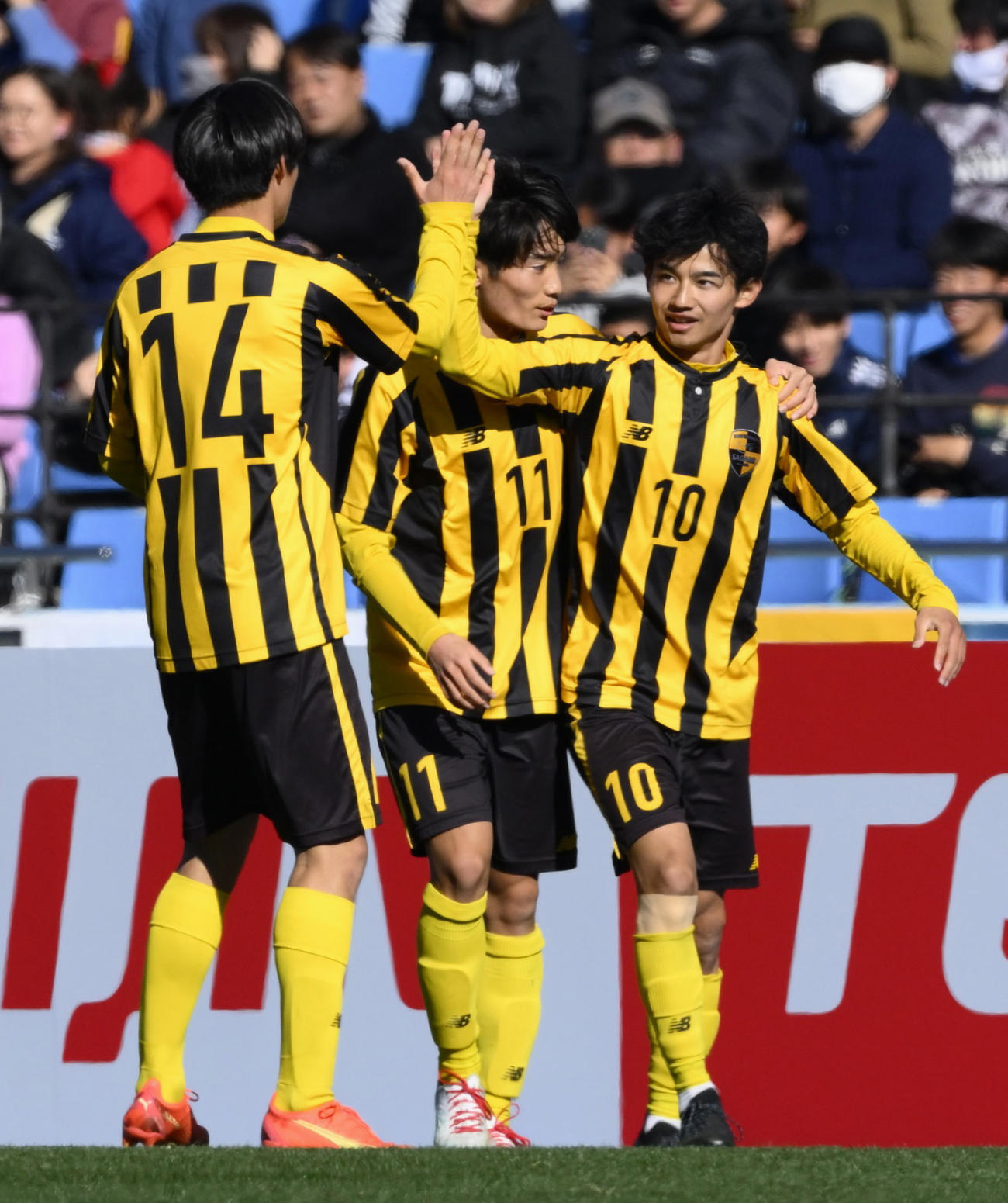 明秀学園日立対東海大相模　前半、ゴールを決め、タッチを交わす東海大相模・沖本（右）（共同）