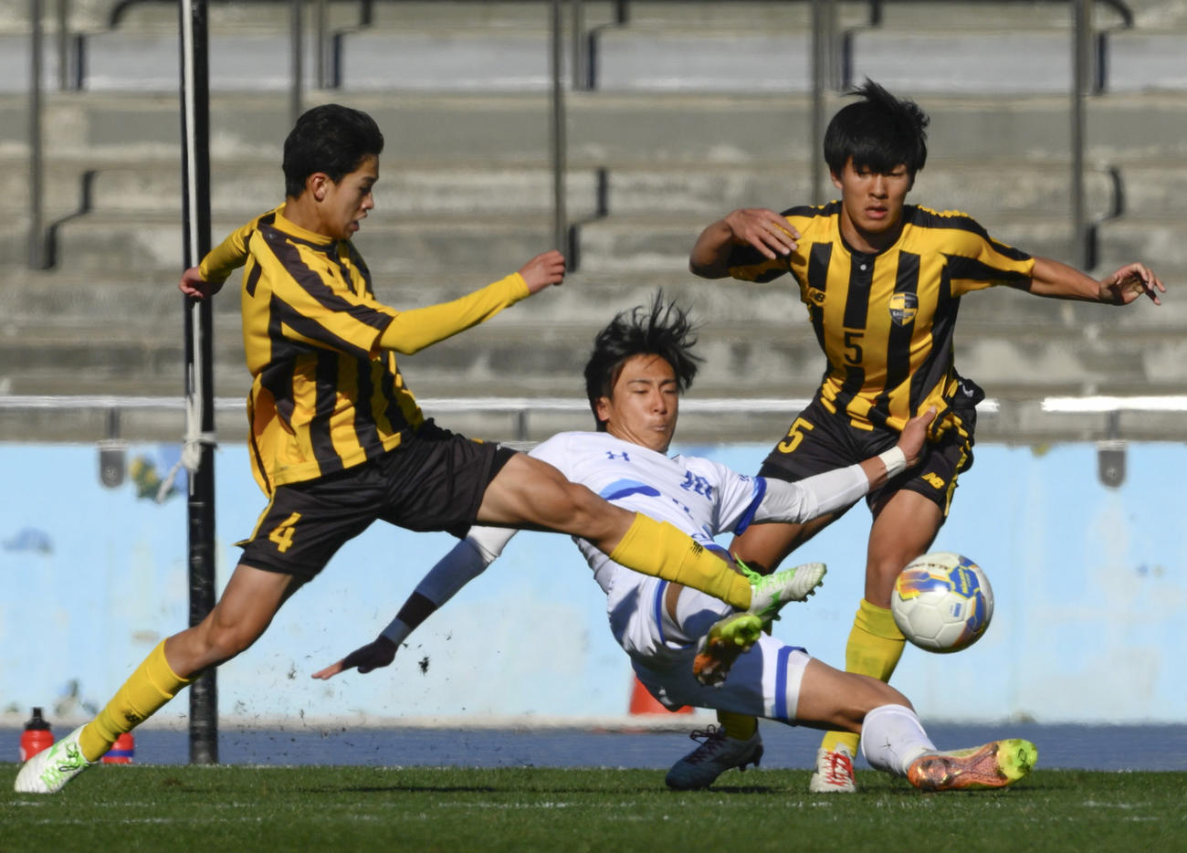 明秀学園日立対東海大相模　後半、競り合う（左から）東海大相模・石井、明秀学園日立・保科、東海大相模・佐藤碧（共同）