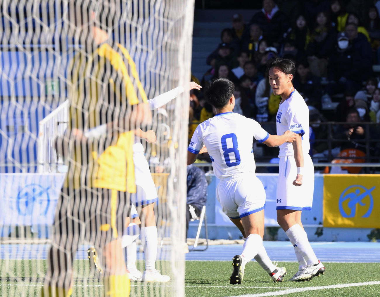 明秀学園日立対東海大相模　前半、先制ゴールを決め、喜ぶ明秀学園日立・久保（右端）（共同）