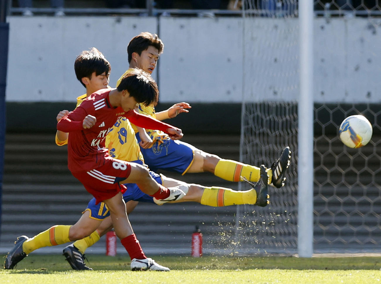 流通経大柏対上田西　前半終了間際、チーム6点目のゴールを決める流通経大柏・亀田（手前）（共同）