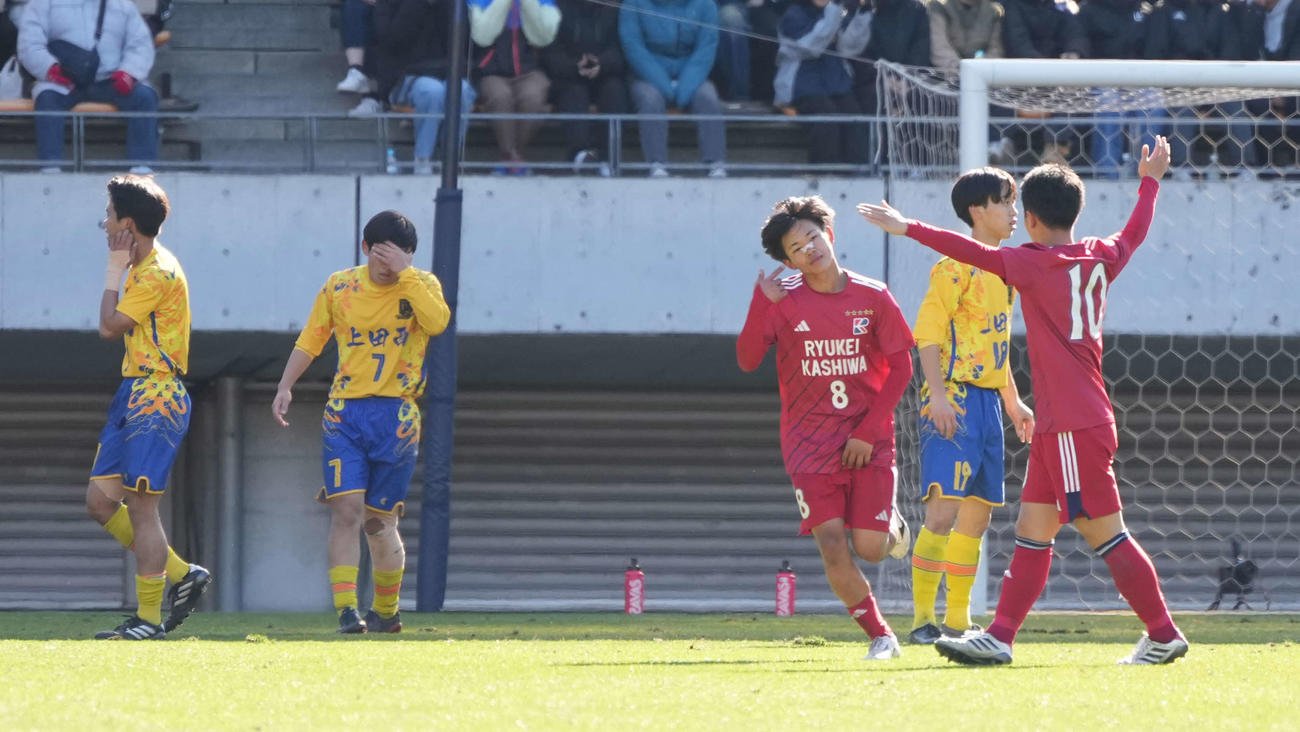 準々決勝　流通経大柏対上田西　前半、流通経大柏・亀田（中央）はチーム6点目のゴールを奪う（撮影・小沢裕）