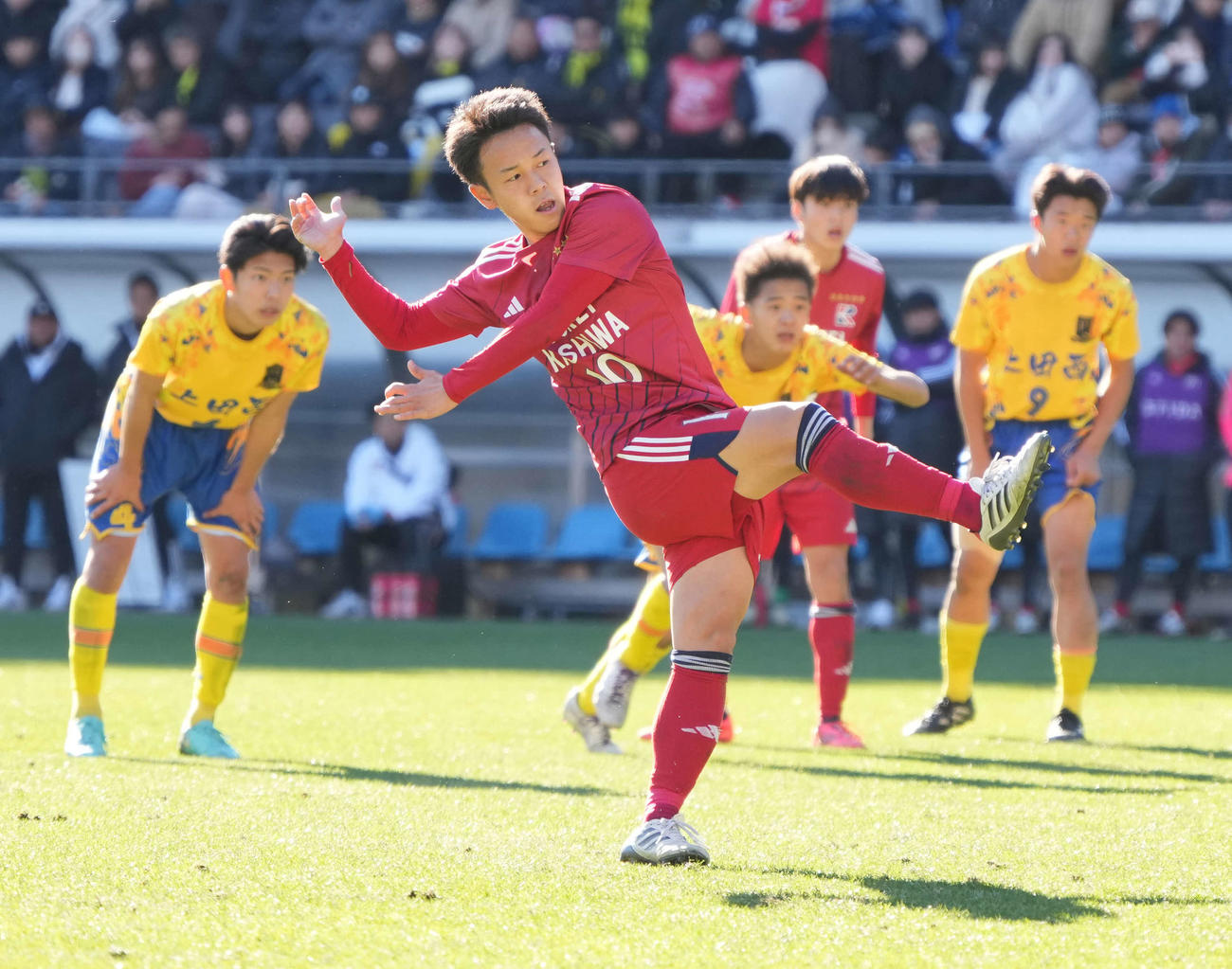 準々決勝　流通経大柏対上田西　後半、流通経大柏・柚木（中央）はPKでチーム8点目のゴールを奪う（撮影・小沢裕）