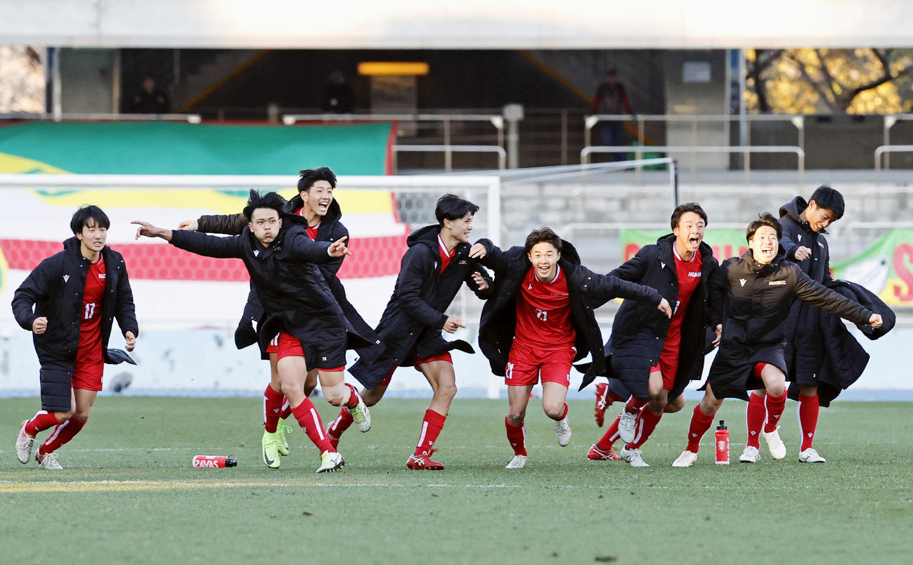 PK戦の末、静岡学園に勝利し駆け出す東福岡イレブン（共同）