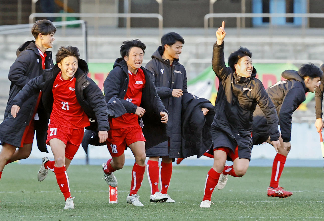 PK戦の末、静岡学園に勝利し駆け出す東福岡イレブン（共同）