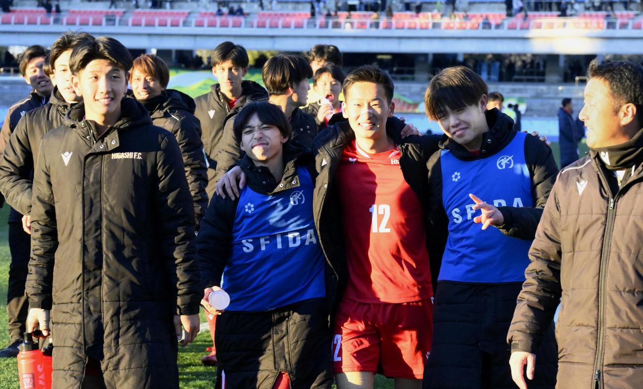 PK戦の末、静岡学園に勝利し笑顔で引き揚げる東福岡イレブン（共同）