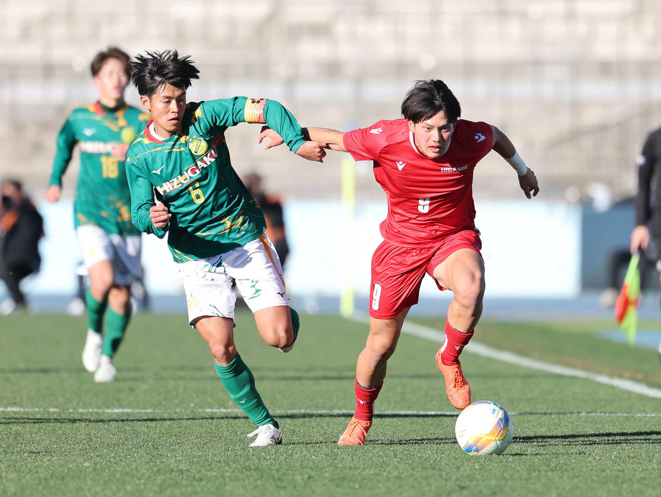 静岡学園対東福岡　前半、競り合う静岡学園・野田（左）と東福岡・伊波（撮影・鈴木正人）