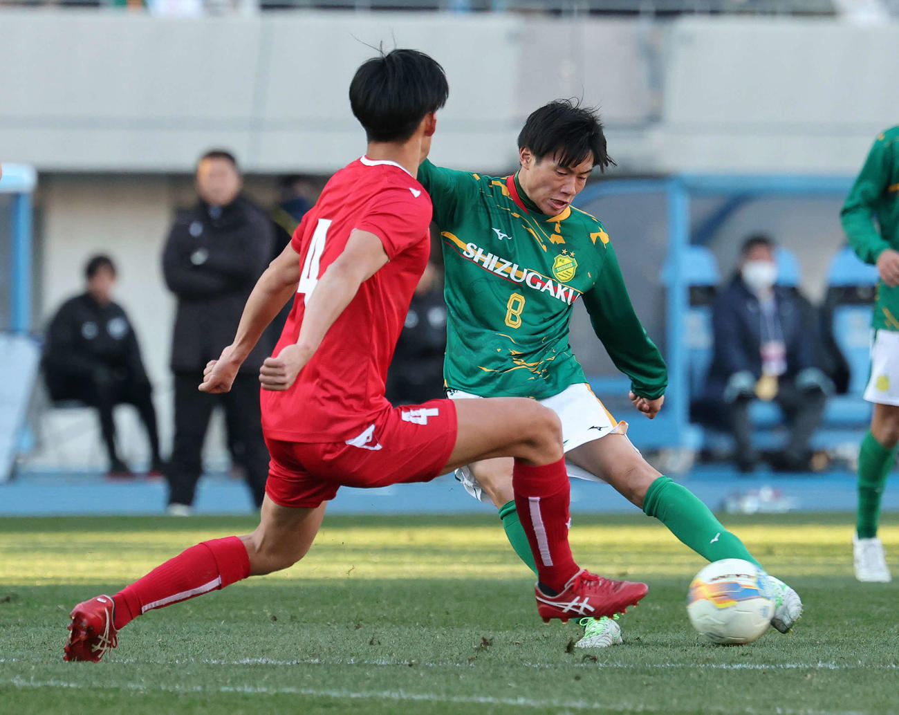 静岡学園対東福岡　後半、シュートを放つ静岡学園・天野（撮影・鈴木正人）