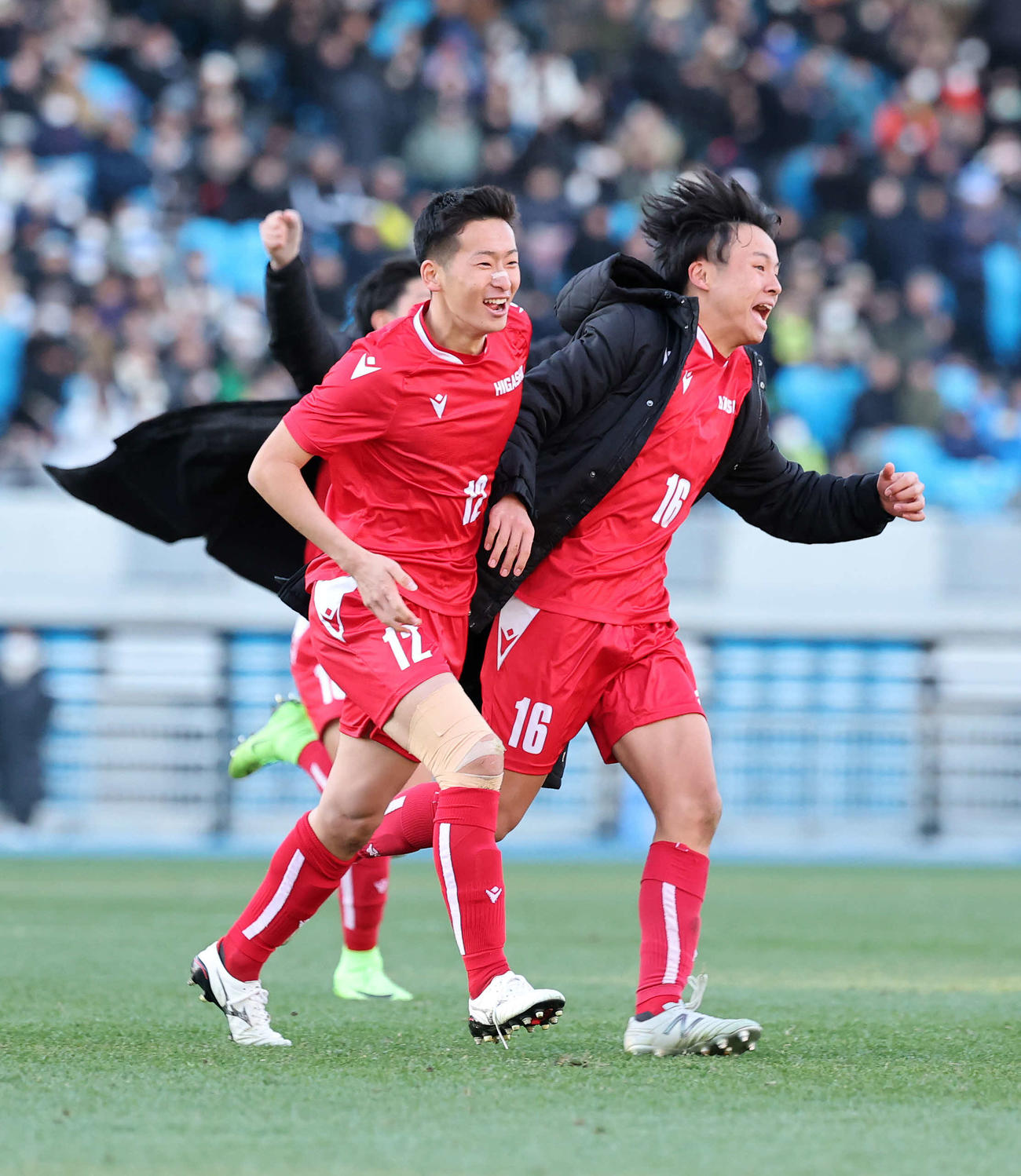 静岡学園対東福岡　勝利し喜び駆け出す東福岡・宇都宮（左）と西田（撮影・鈴木正人）