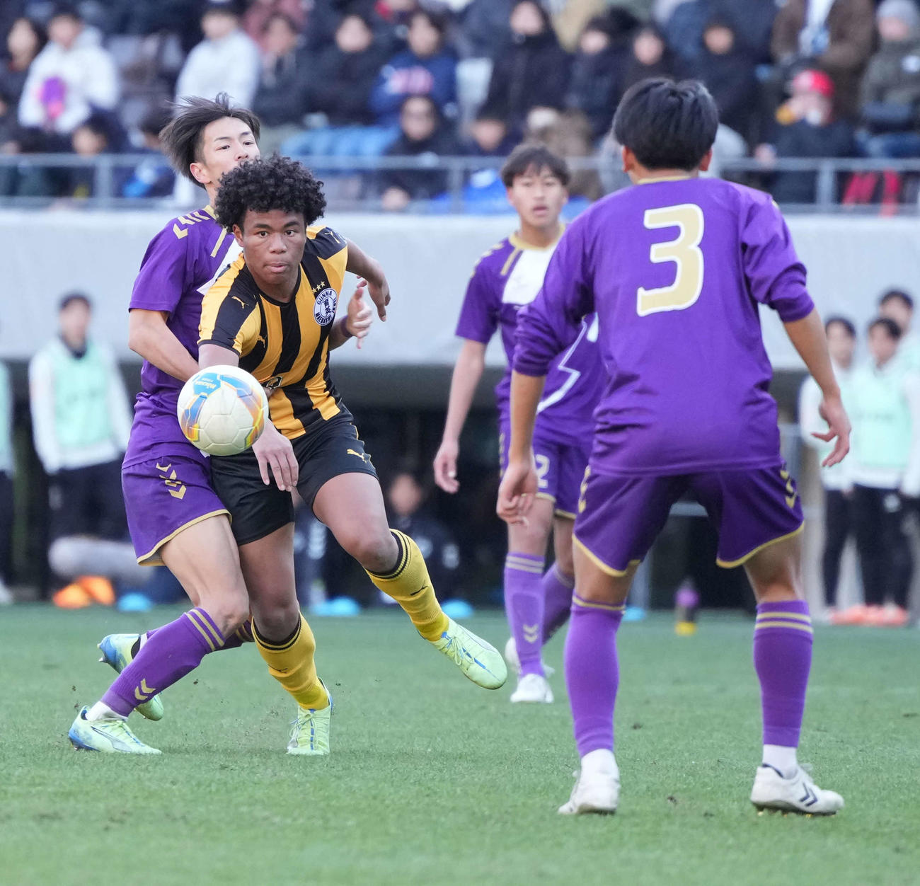 準々決勝　前橋育英対堀越　後半、堀越ディフェンス陣をかわし切れ込む前橋育英オノノジェ（撮影・小沢裕）