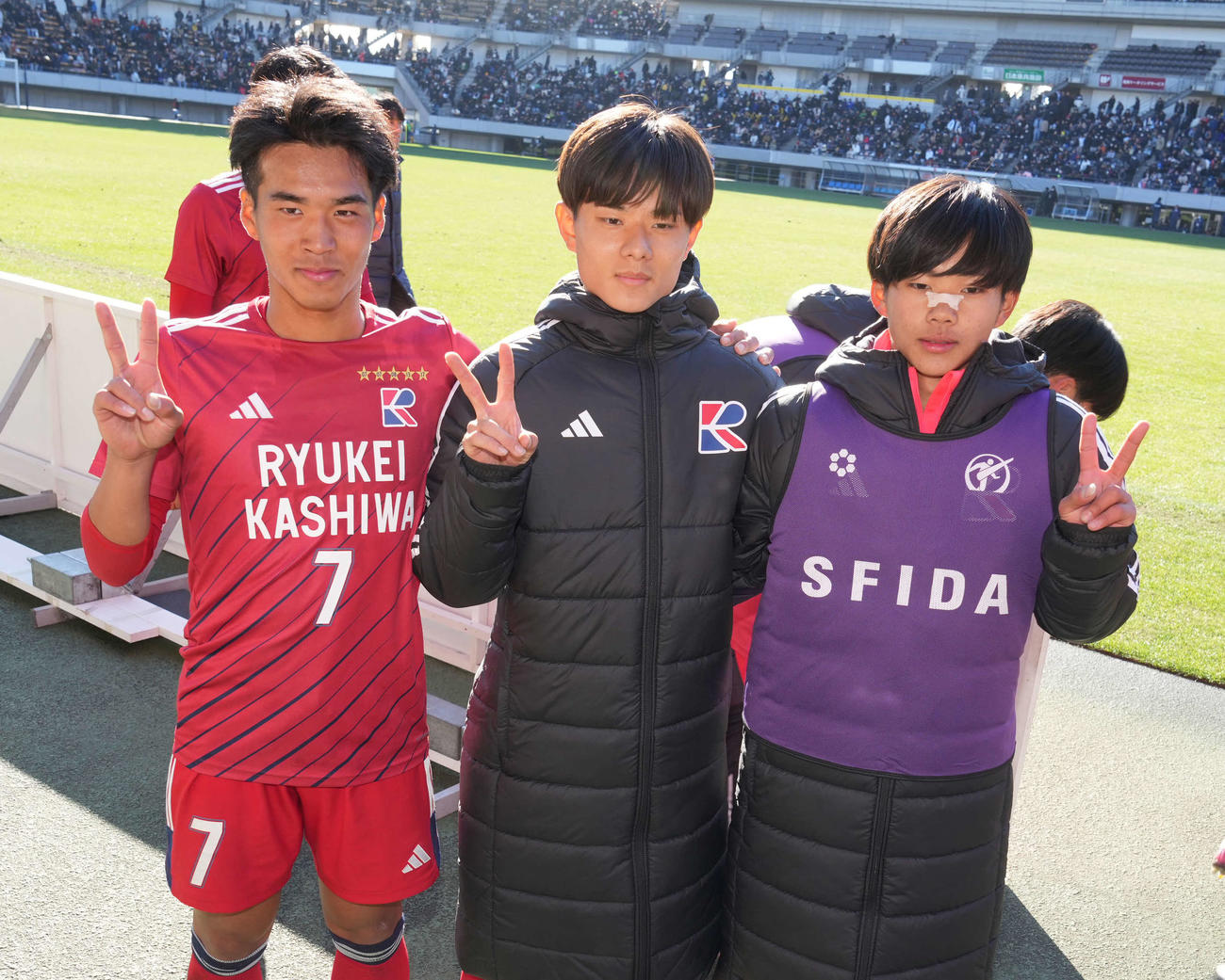 準々決勝　流通経大柏対上田西　前半で2得点ずつを奪い勝利に貢献した流通経大柏の、左から和田、山野、亀田（撮影・小沢裕）