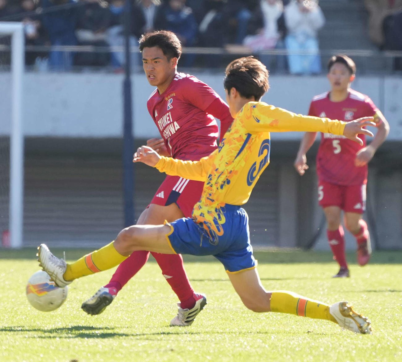 準々決勝　流通経大柏対上田西　後半、上田西・松本（右）をかわしパスする流通経大柏・和田（撮影・小沢裕）