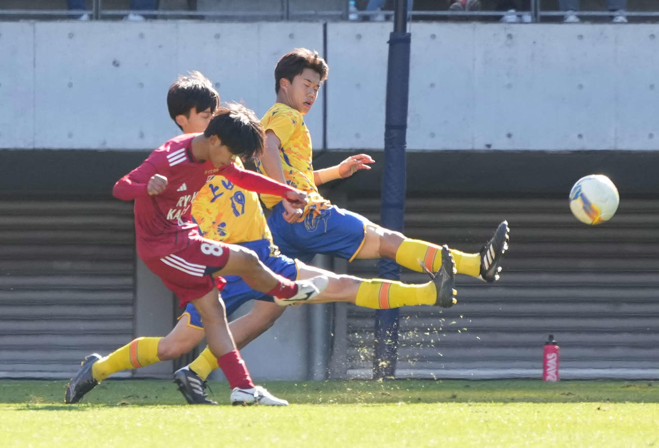 準々決勝　流通経大柏対上田西　前半、流通経大柏・亀田（手前）はチーム6点目のゴールを奪う（撮影・小沢裕）