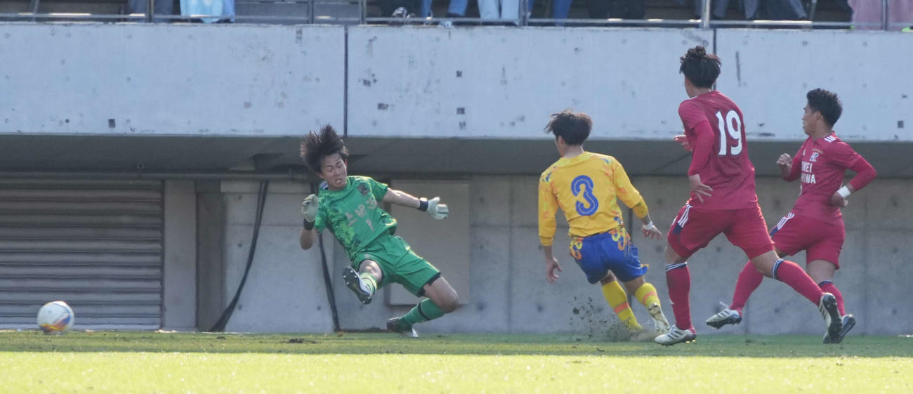 準々決勝　流通経大柏対上田西　前半、流通経大柏・和田（右）はチーム5点目のゴールを奪う（撮影・小沢裕）