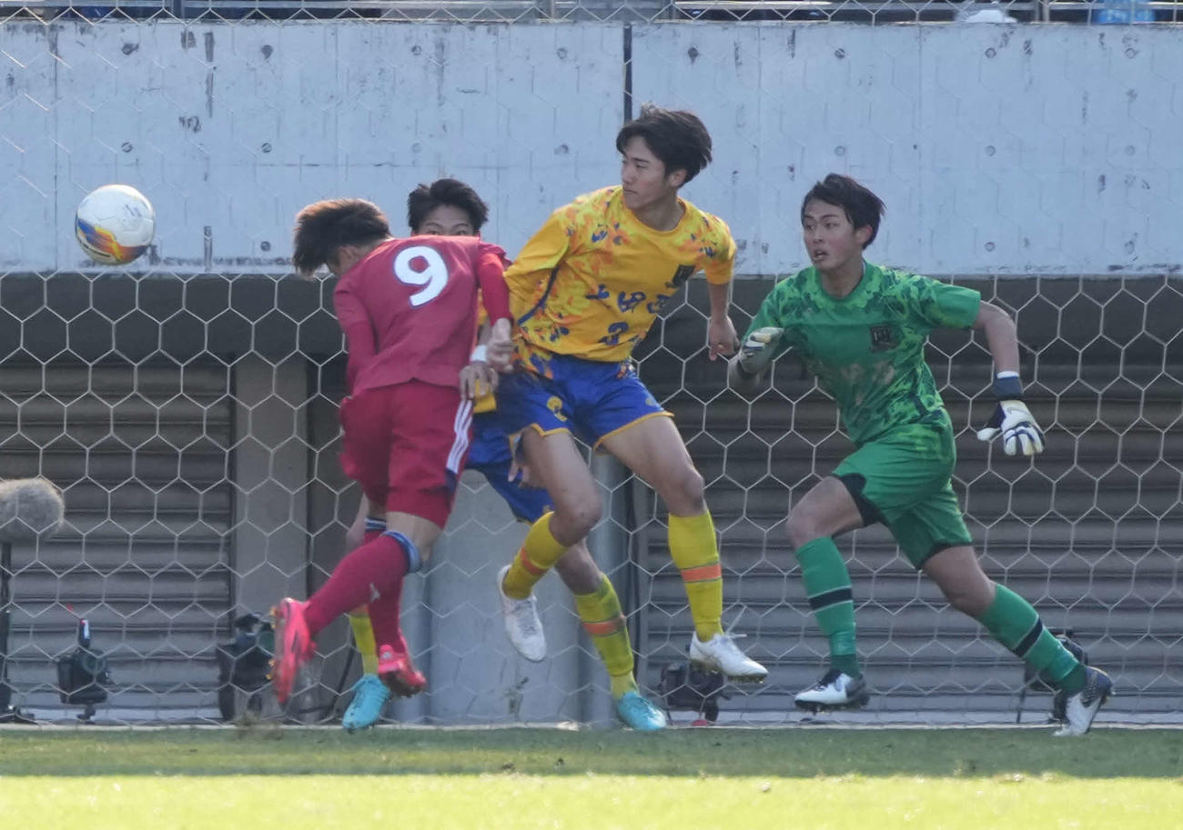 準々決勝　流通経大柏対上田西　前半、流通経大柏・山野（左）はチーム4点目のゴールを奪う（撮影・小沢裕）