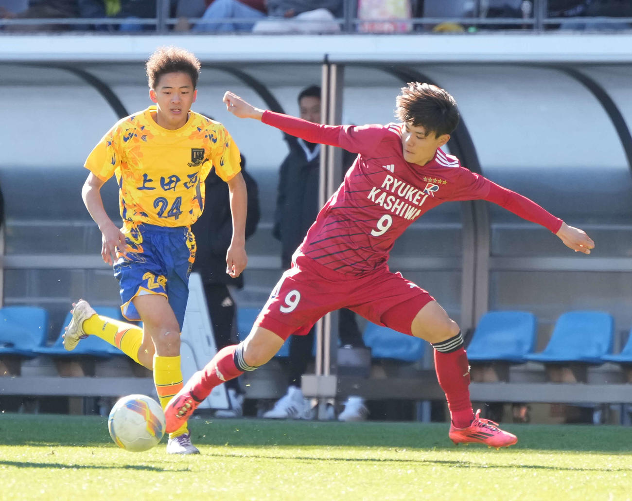 準々決勝　流通経大柏対上田西　後半、上田西・石川（左）をかわしドリブル突破する流通経大柏・山野（撮影・小沢裕）