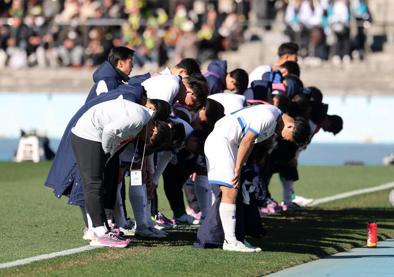 明秀学園日立対東海大相模　敗戦し応援席にあいさつする明秀学園日立の選手たち（撮影・鈴木正人）