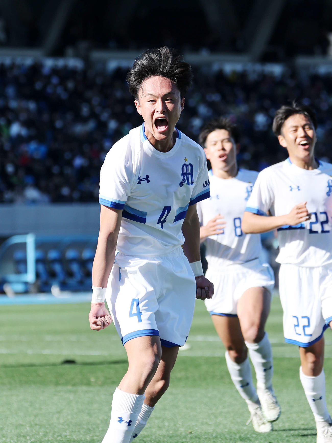 明秀学園日立対東海大相模　前半、ヘディングシュートを決め雄たけびを上げる明秀学園日立・久保（撮影・鈴木正人）