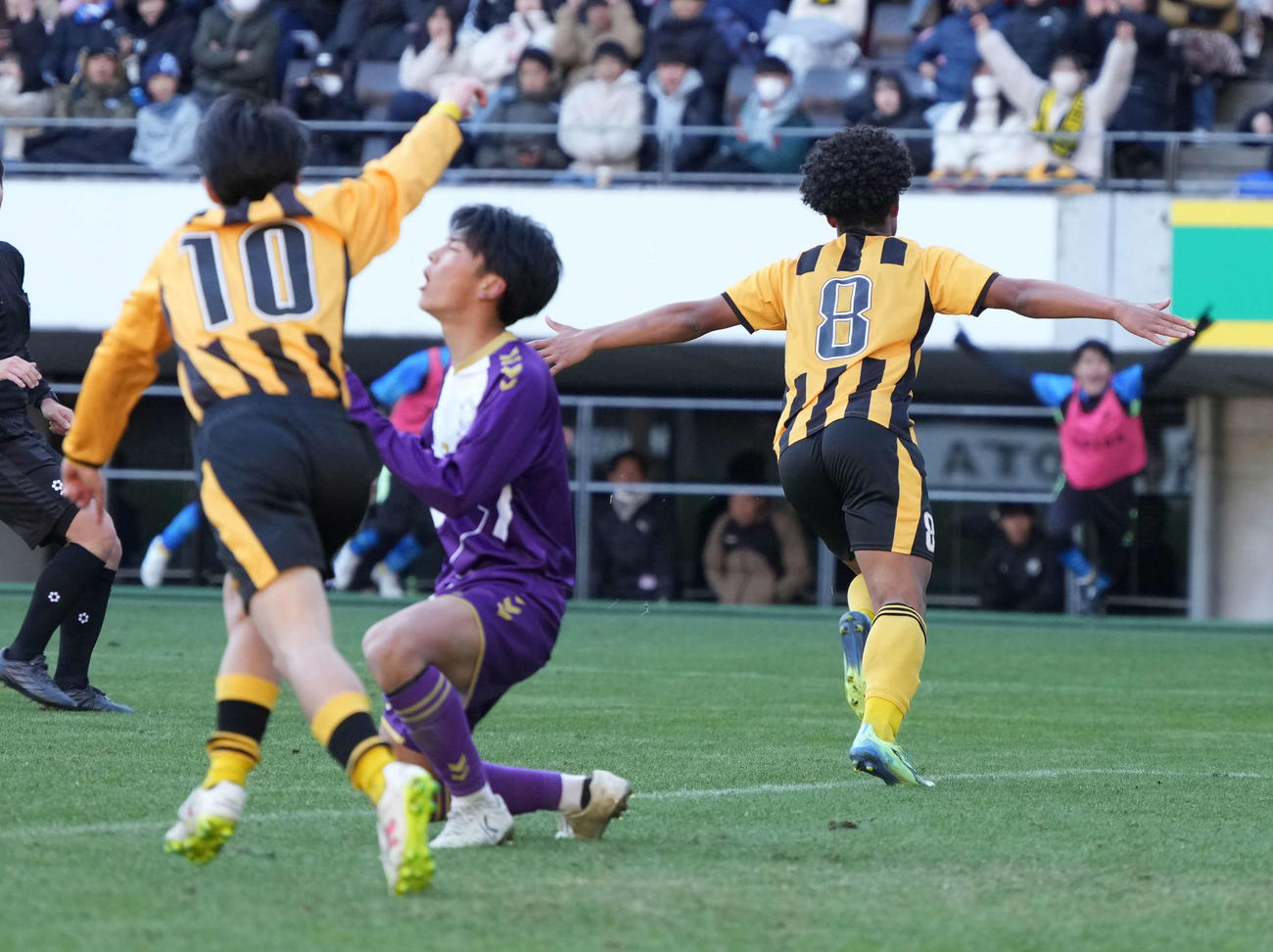 前橋育英対堀越　後半、前橋育英オノノジュ・慶吏（右）は先制ゴールを奪う（撮影・小沢裕）