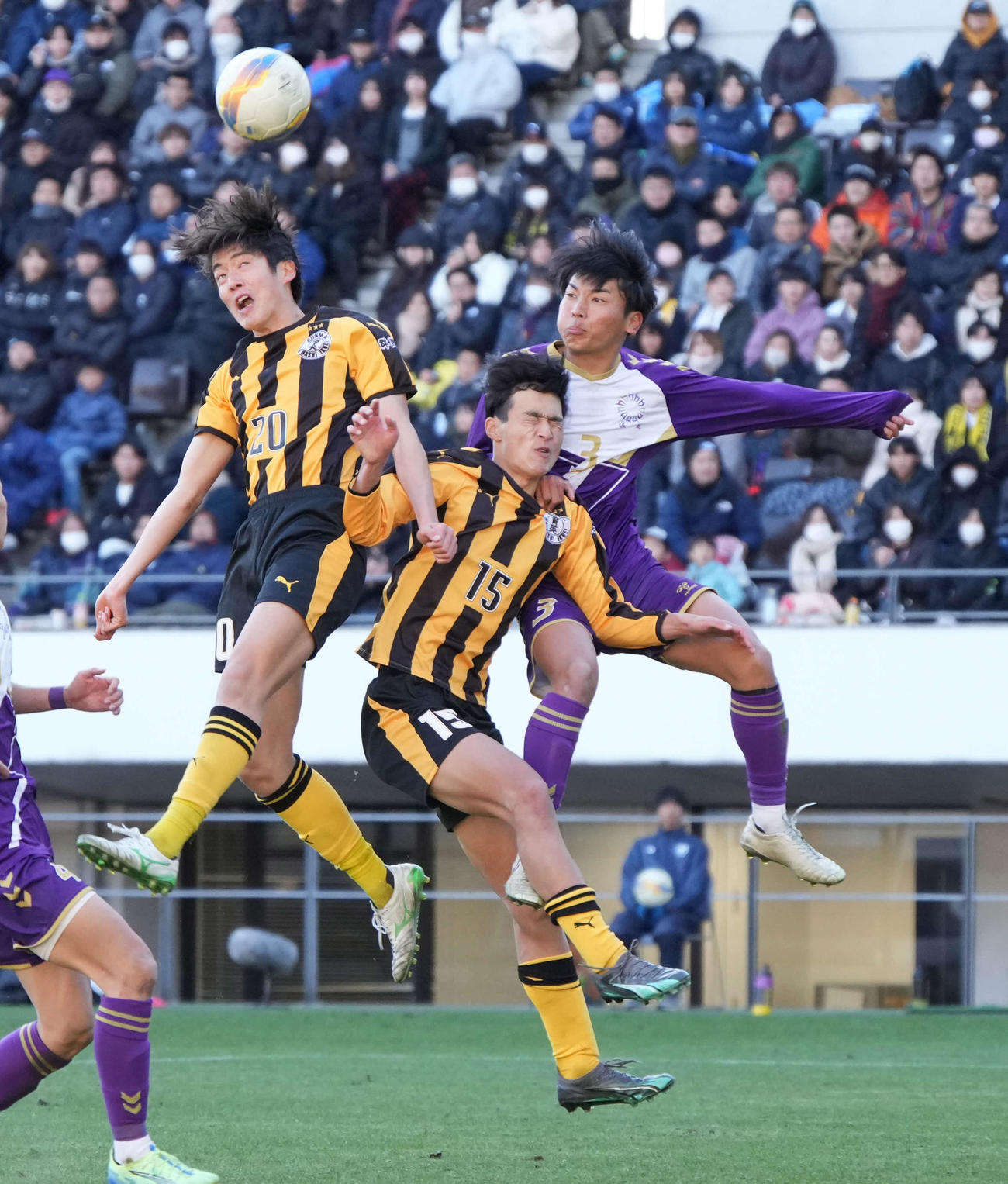 準々決勝　前橋育英対堀越　後半、前橋育英・久保（左）はヘディングシュートを放つもゴールならず。右は堀越・渡辺（撮影・小沢裕）