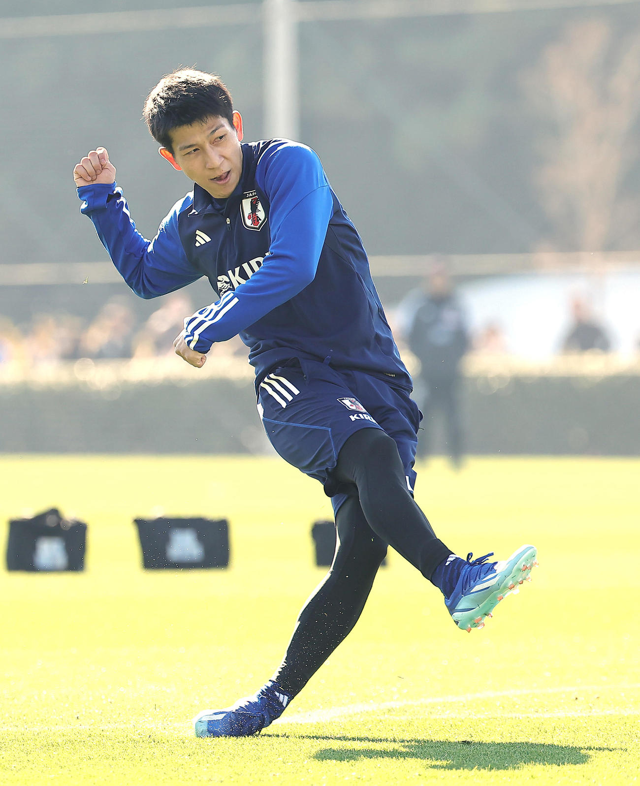 シュート練習する奥抜侃志（2023年12月撮影）