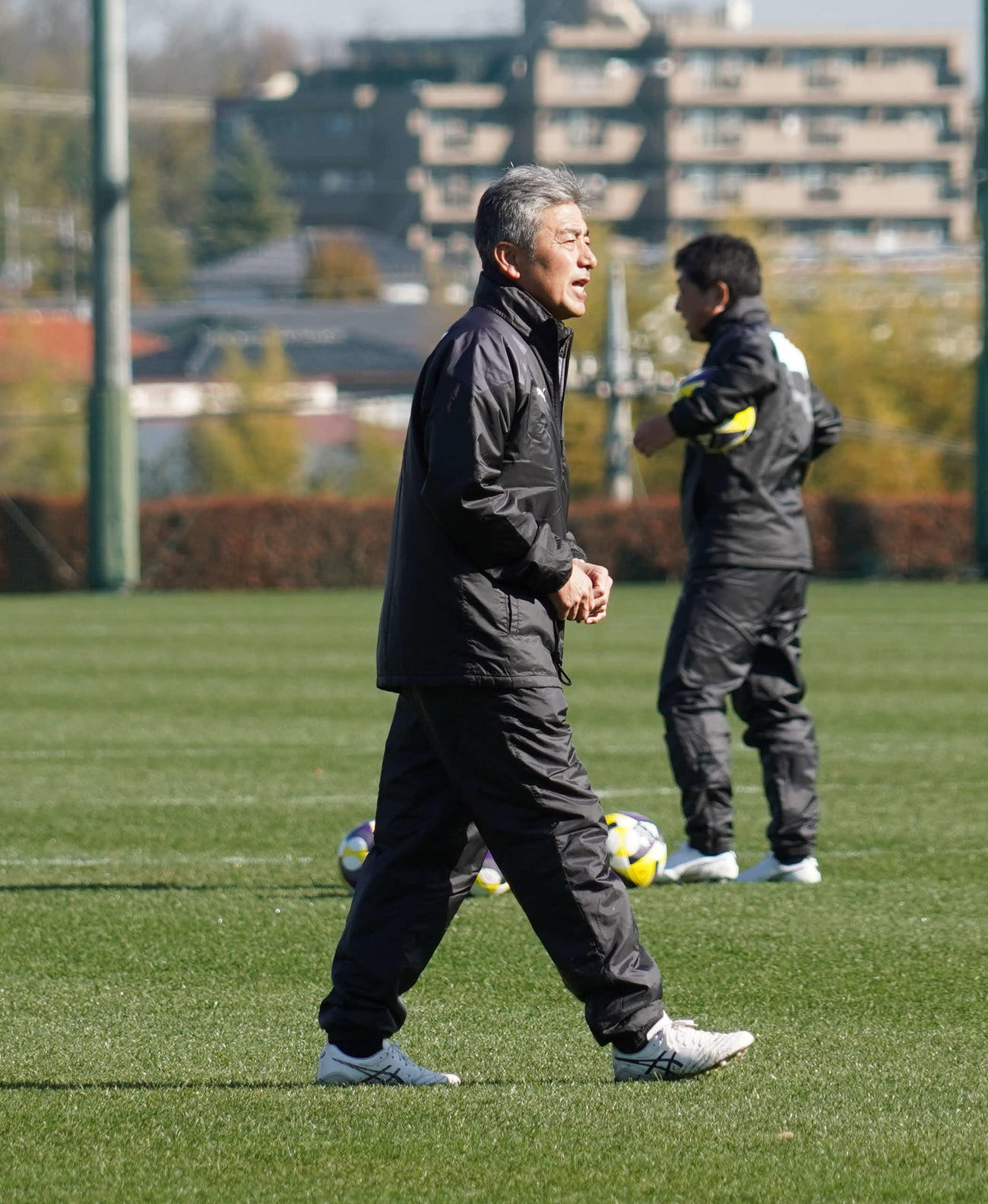 新シーズンに向けて始動した川崎フロンターレの長谷部茂利監督（撮影・佐藤成）