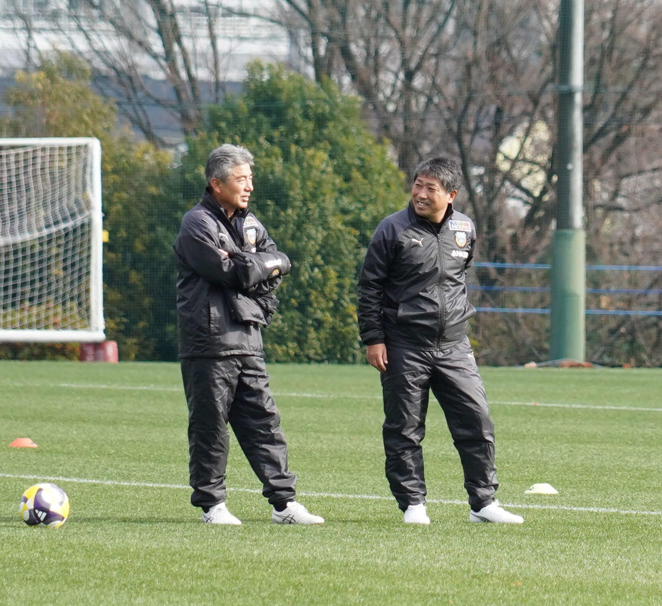 新シーズンに向けて始動した川崎フロンターレの長谷部茂利監督（左）と長橋康弘コーチ（撮影・佐藤成）