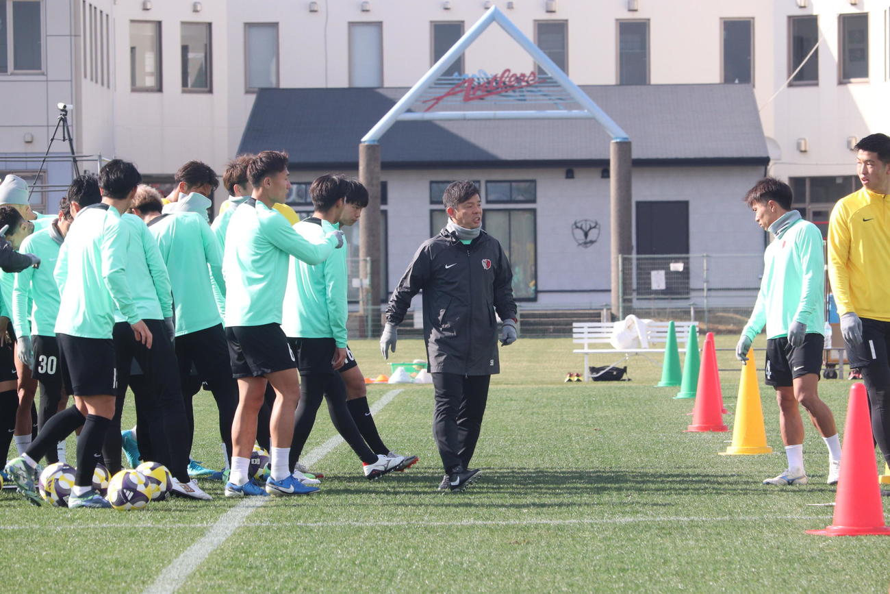 鬼木達新監督（中央）の下、新シーズンをスタートさせた鹿島