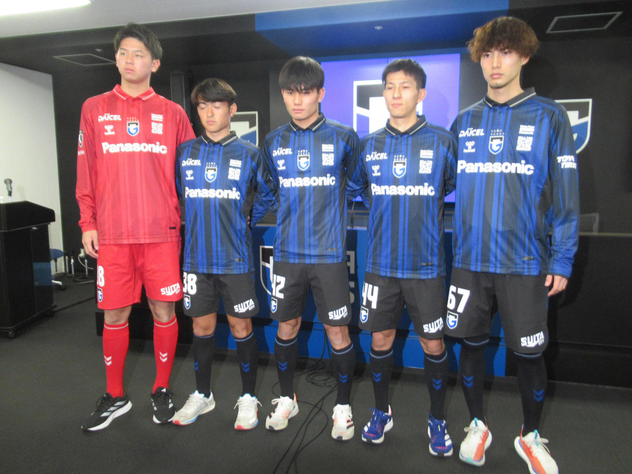 G大阪の新入団会見に臨んだ左から荒木、名和田、南野、奥抜、佐々木（撮影・実藤健一）