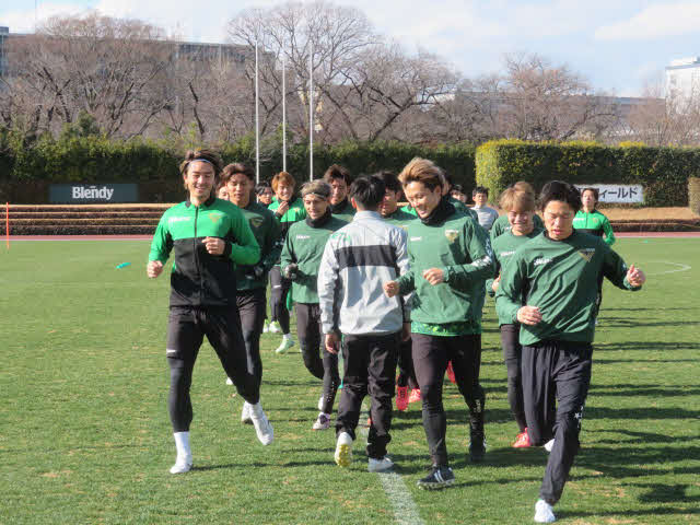 気持ち良さそうに練習する東京Vの選手たち