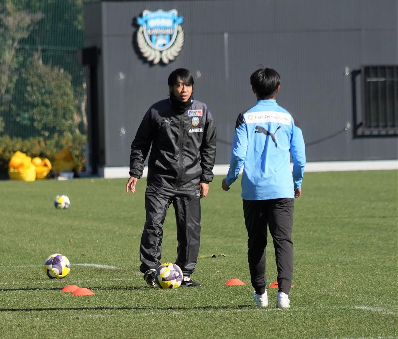パス練習をする川崎フロンターレ中村憲剛FRO（左）とDF野田裕人（撮影・佐藤成）