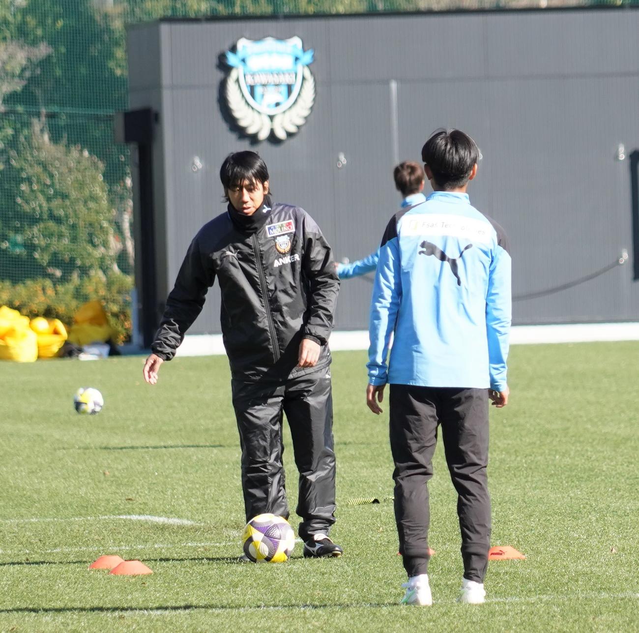 パス練習をする川崎フロンターレ中村憲剛FRO（左）とDF野田裕人（撮影・佐藤成）