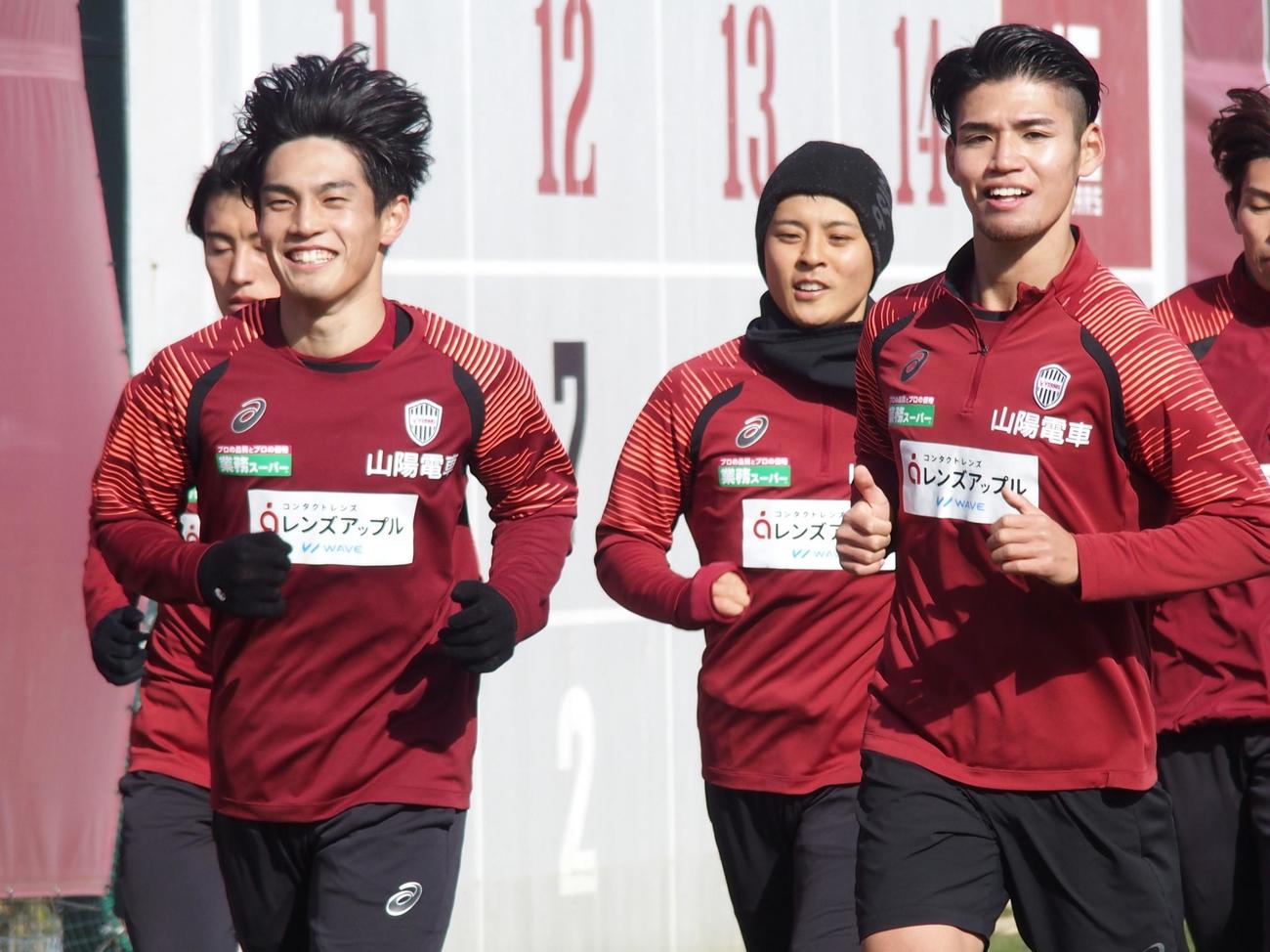 笑顔でランニングする神戸DF本山遥（前列左）とMF佐々木大樹（同右）（撮影・永田淳）