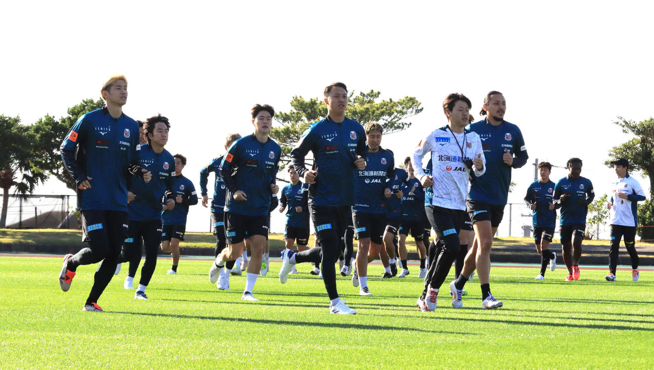 キャンプ初日、ランニングでスタートした札幌の選手たち（撮影・保坂果那）