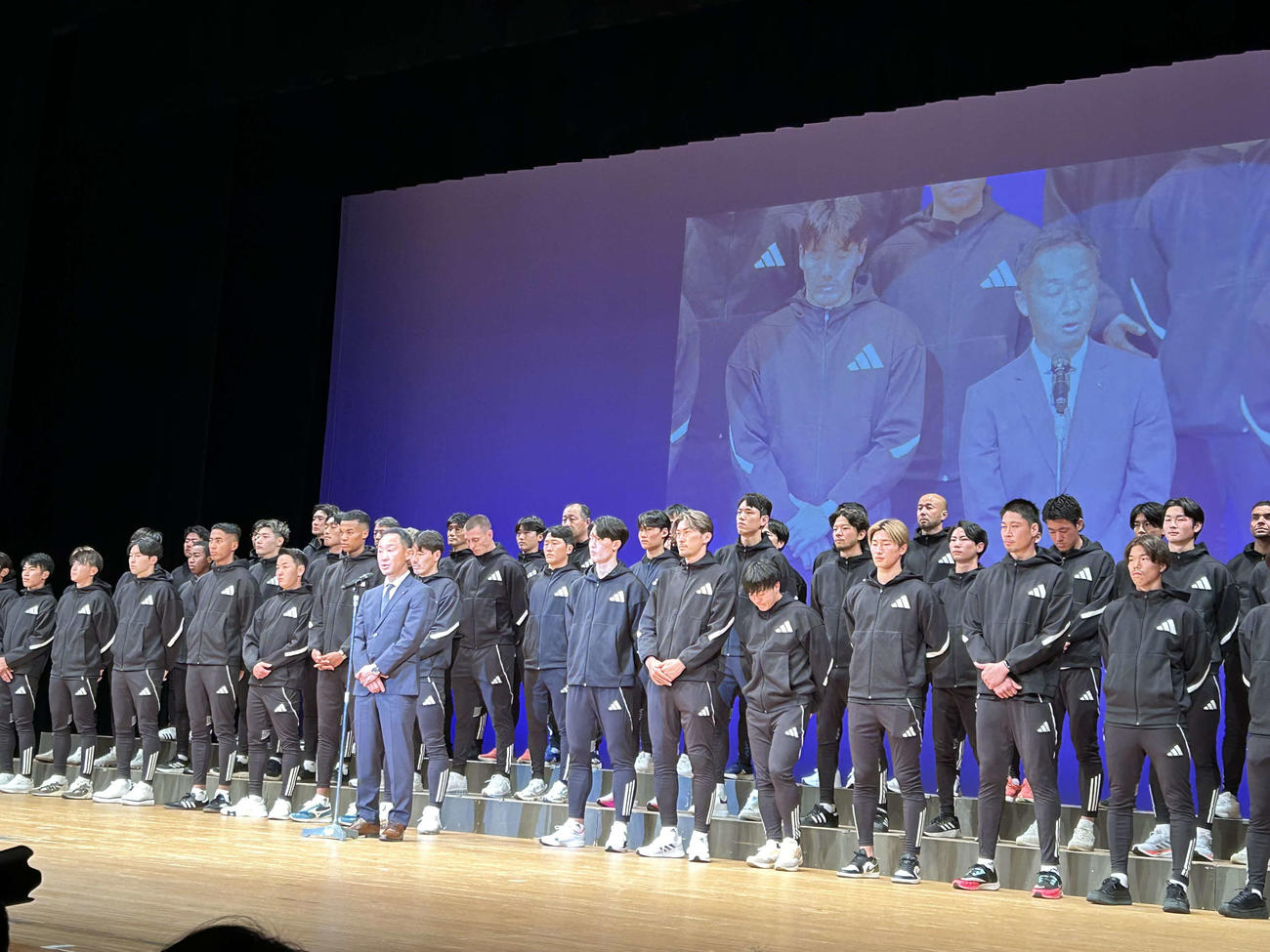 町田2025キックオフミーティングであいさつする黒田剛監督（中央手前）