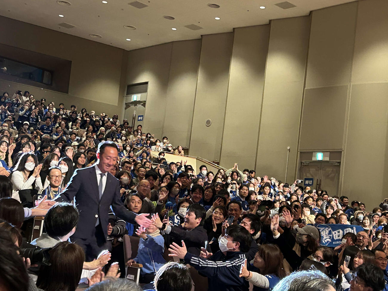 ファン・サポーターとタッチしながら花道を歩く町田の黒田剛監督