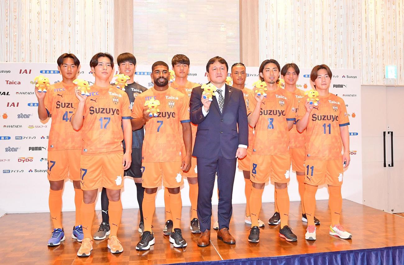 清水の新加入選手ら。前列左から弓場、カピシャーバ、秋葉監督、小塚、中原。後列左から嶋本、佐々木、羽田、小竹、西原