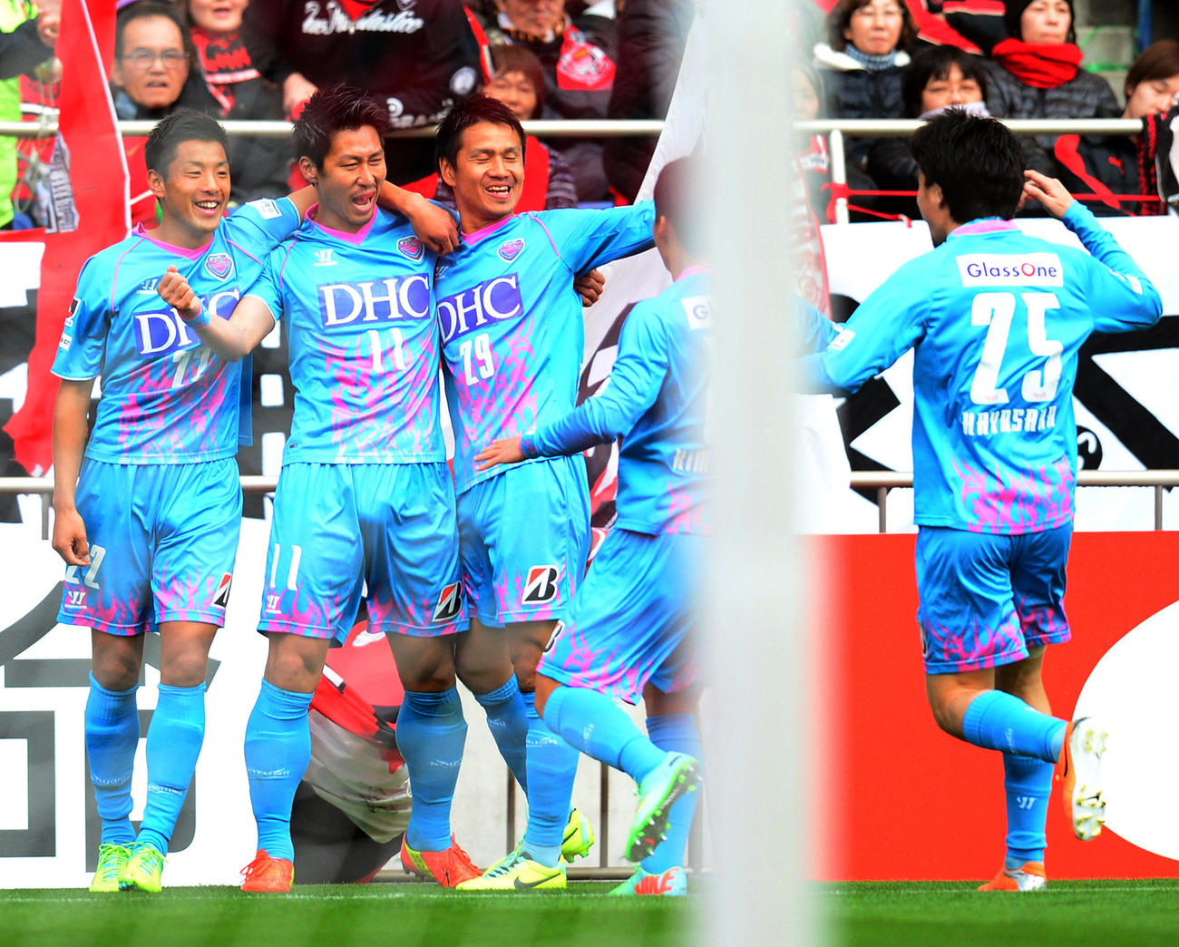 14年3月8日、浦和対鳥栖　前半、決勝ゴールを決め仲間と喜ぶ鳥栖FW豊田陽平（左から2人目）