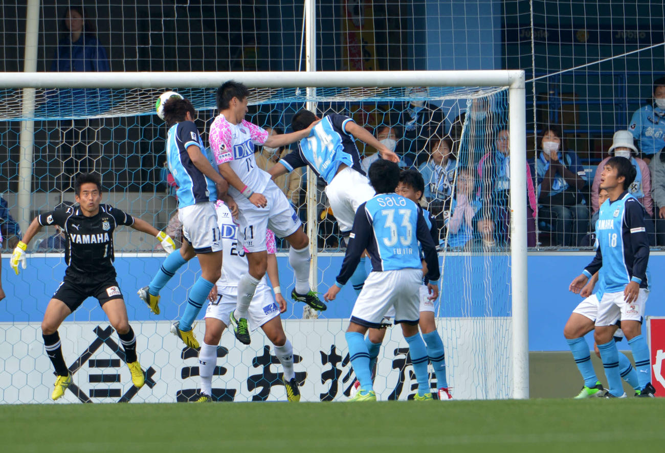 13年3月30日、磐田対鳥栖　後半、ヘディングでハットトリックとなる3点目のゴールを決める鳥栖FW豊田陽平（左から3人目）。右はぼうぜんとする磐田FW前田遼一、GK川口