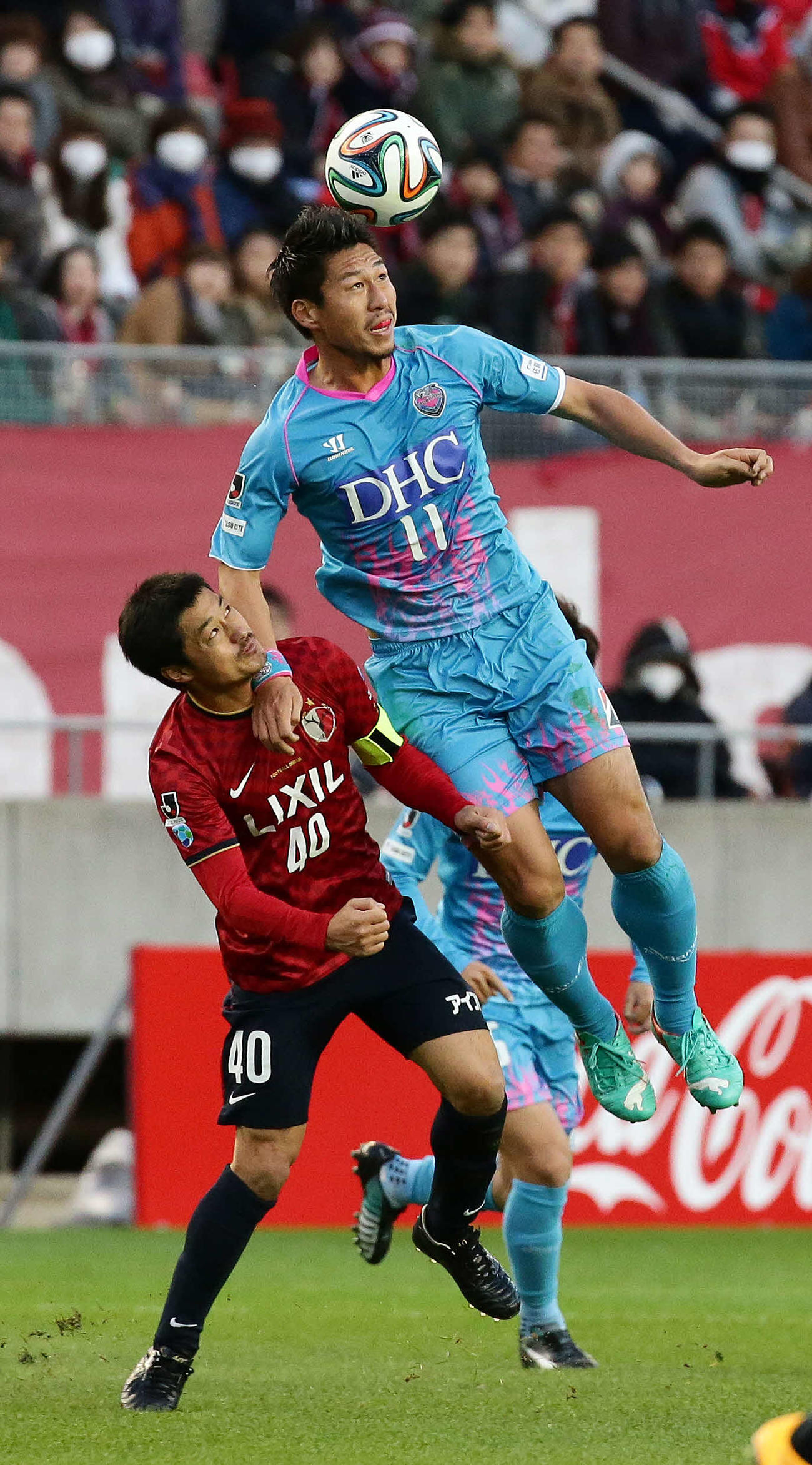 14年12月6日、鹿島対鳥栖　前半、競り合う鳥栖FW豊田陽平（右）と鹿島MF小笠原