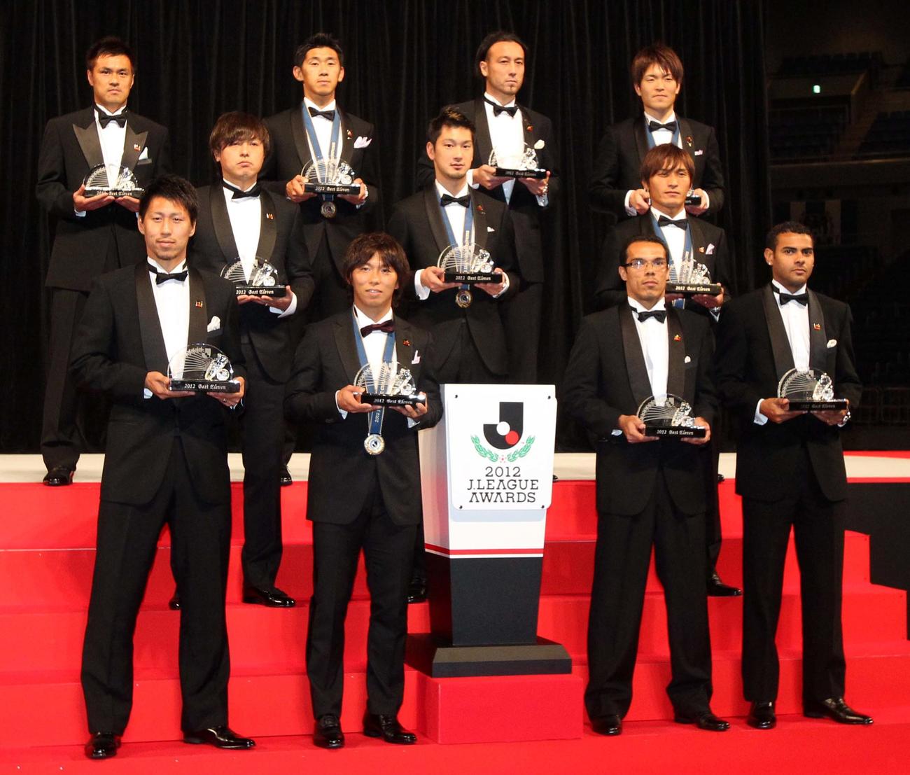 12年12月3日、Jリーグアウォーズでベストイレブンに選ばれた前列左から鳥栖FW豊田陽平、広島FW佐藤寿人、柏MFレアンドロ・ドミンゲス、ウイルソン、中列左からG大阪MF遠藤保仁、広島MF高萩洋次郎、仙台FWウイルソン、後列左から磐田DF駒野友一、広島DF水本裕貴、名古屋DF田中マルクス闘莉王、広島GK西川周作